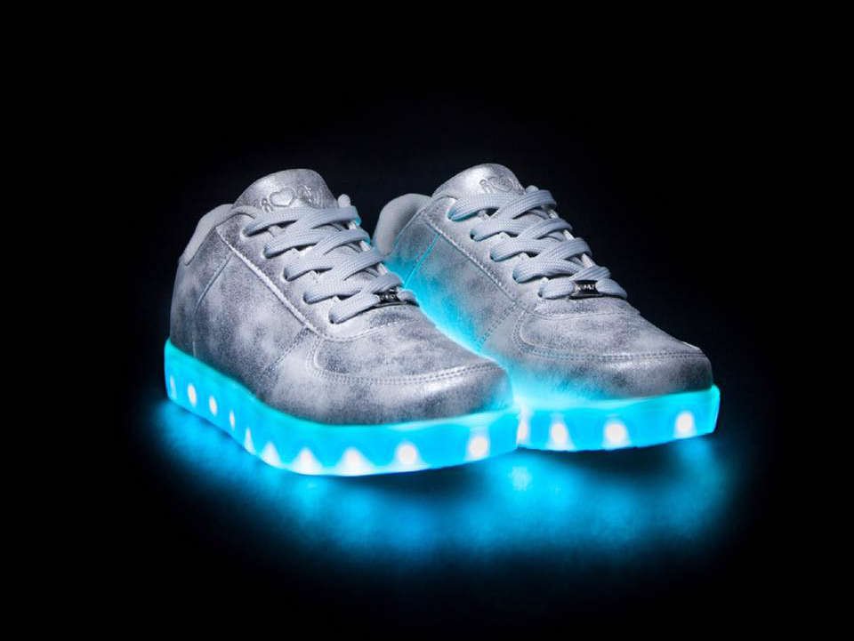 Solo mayores lanzan zapatillas con luces para adultos Punto Biz