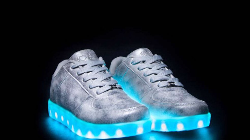 Penetración Encogimiento Relámpago Solo mayores: lanzan zapatillas con luces para adultos | Punto Biz