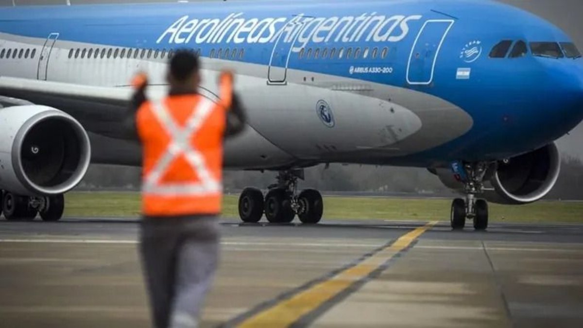 La gestión libertaria promociona que retiró a casi 280 empleados de Aerolíneas Argentinas en los últimos dos meses