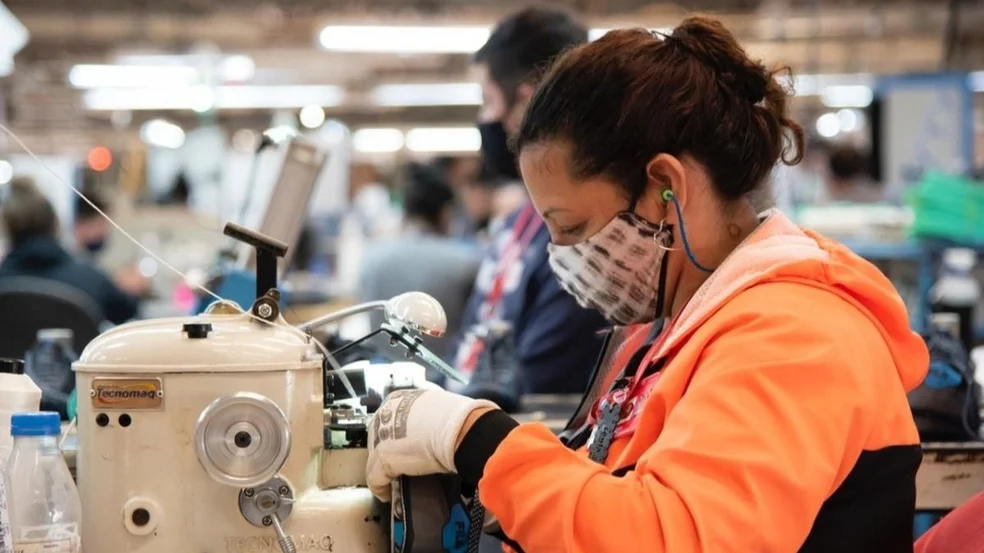 Fábrica Nike y Adidas despidió a 100 empleados porque se quedó sin insumos para producir | Punto Biz