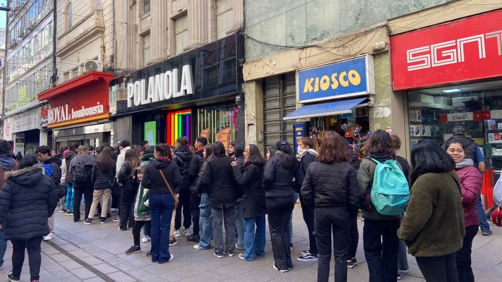 Furor en la Peatonal por una tienda que remata prendas al costo Punto Biz