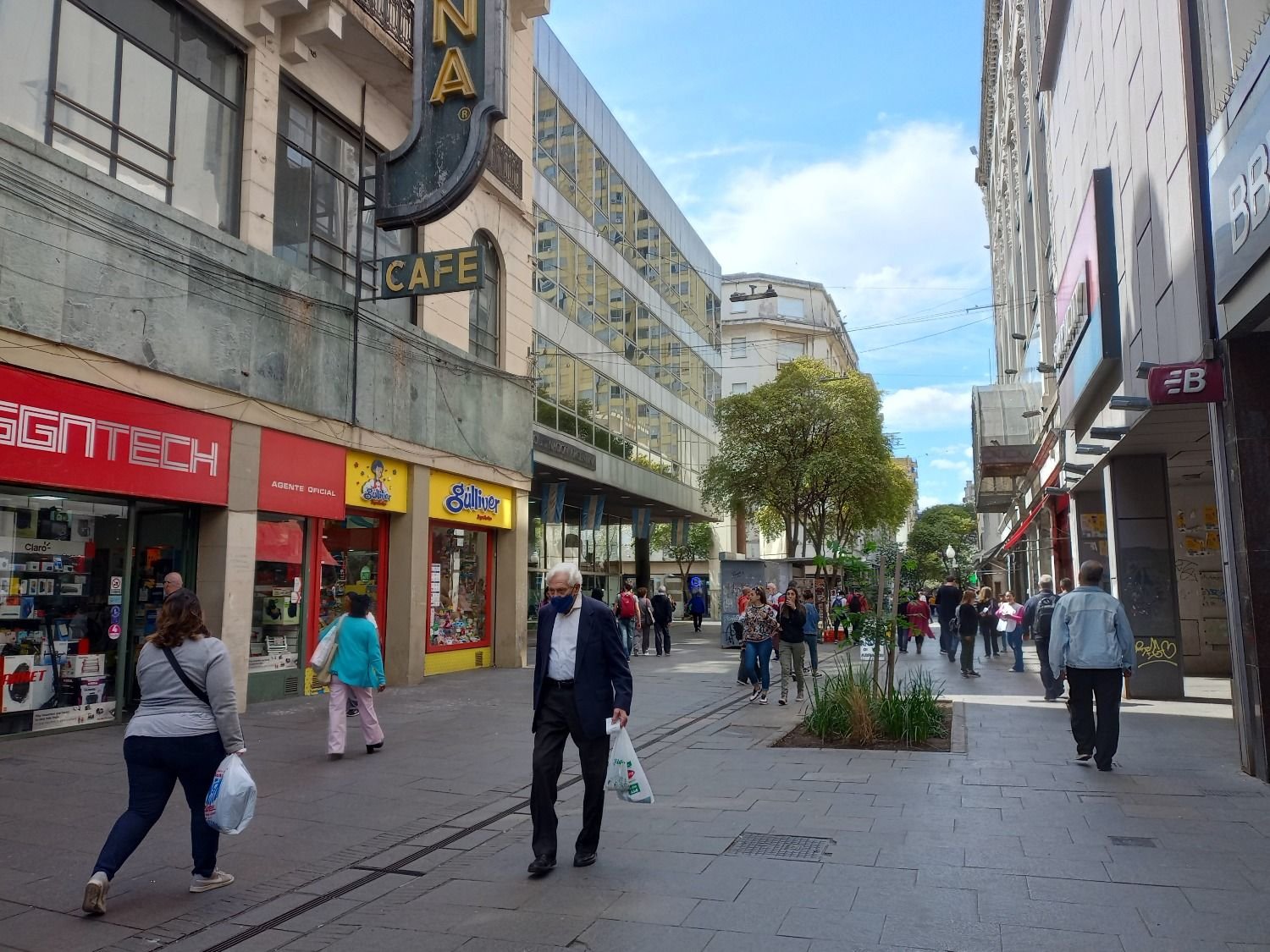 Se libra en la peatonal caliente batalla por la marca Megatone