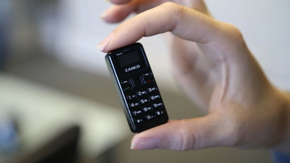 Cómo es y qué trae el celular más pequeño del mundo
